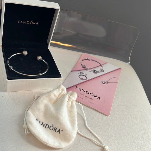 🤍✨ Pandora Moments Open Bangle✨🤍Preloved